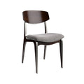 "Moderne houten stoel met stoffen zitting en metalen accenten"